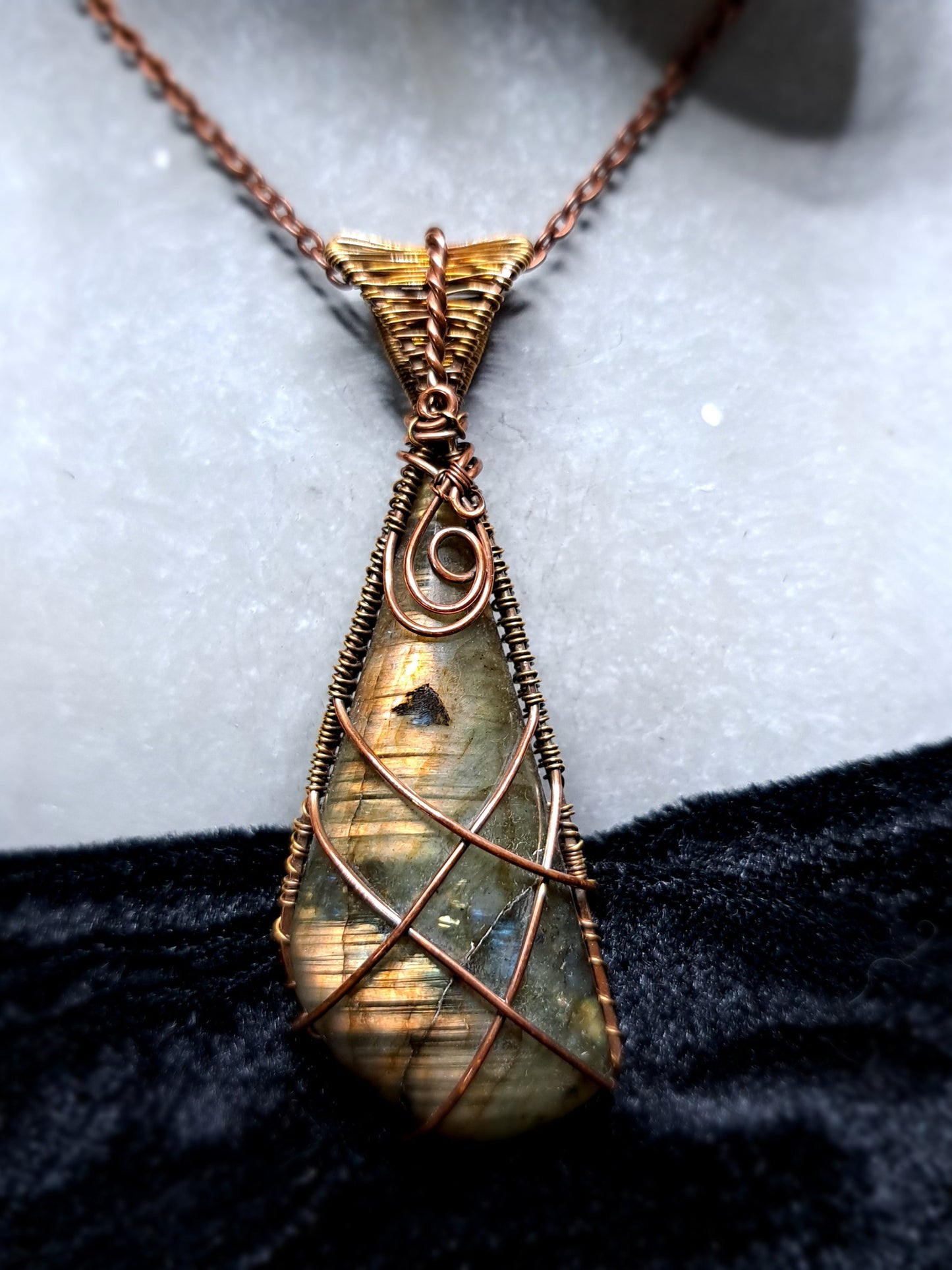 Labradorit-Anhänger "Golden Drop"