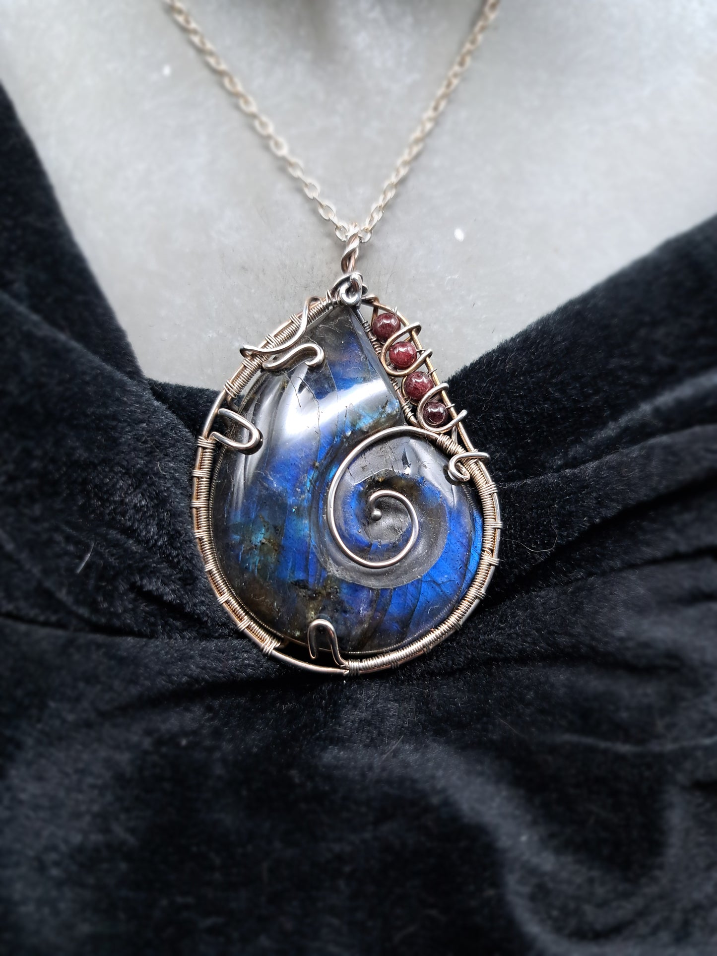 Labradorit mit Granat in Silber "Seele der Tiefsee"