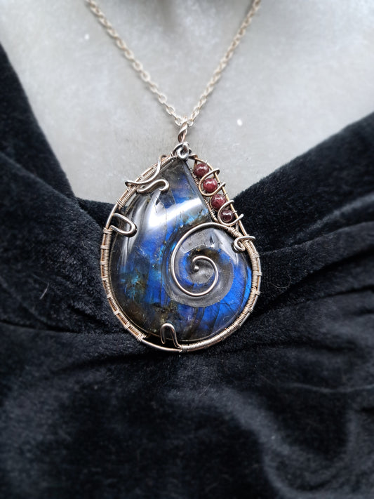 Labradorit mit Granat in Silber "Seele der Tiefsee"
