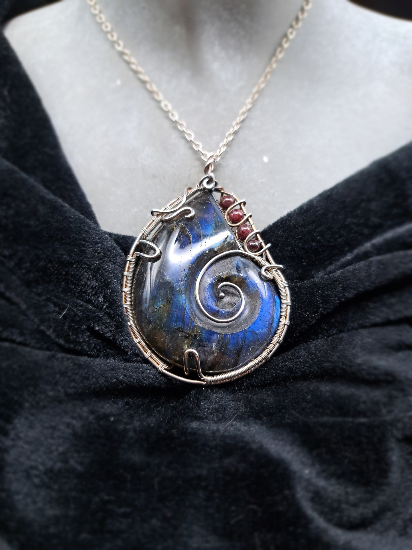 Labradorit mit Granat in Silber "Seele der Tiefsee"