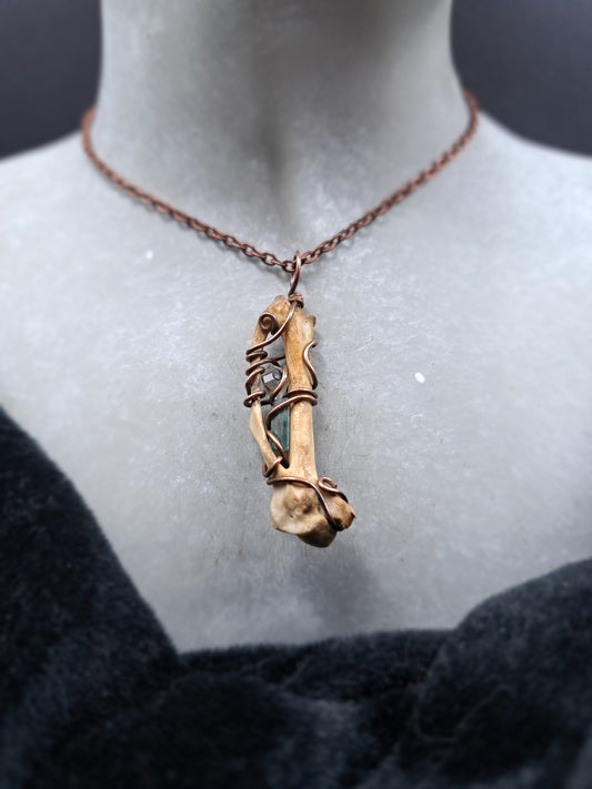 Fasanenknochen mit Indigolith und Herkimer-Diamant "Hüter der Indigoseele"