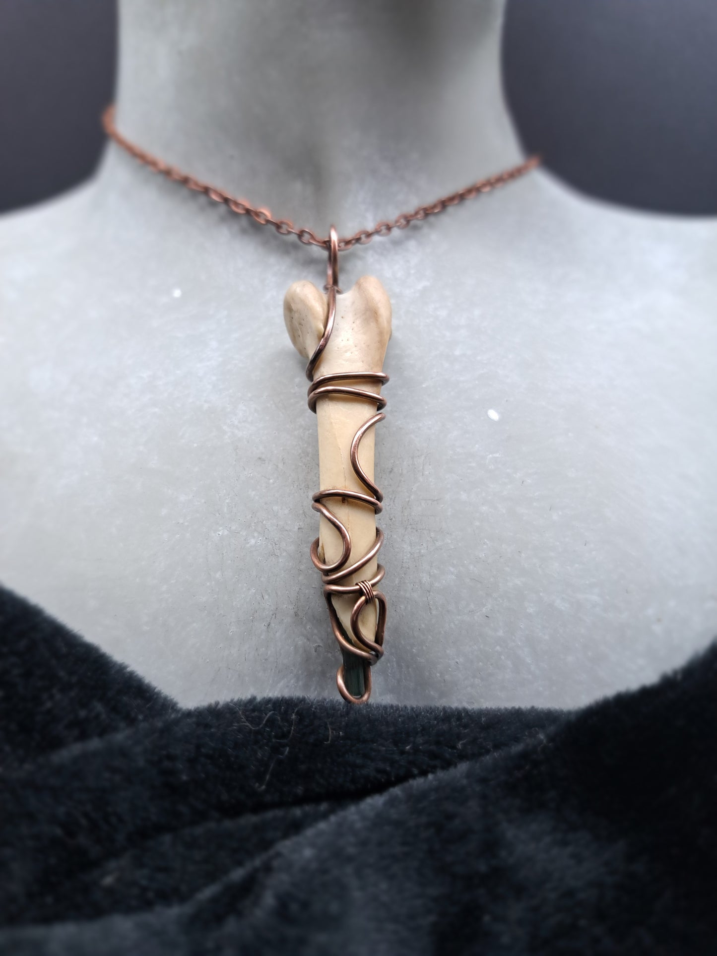 Fasanenknochen mit Indigolith "Indigoseele"