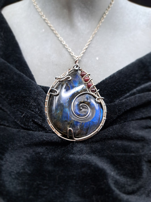 Labradorit mit Granat in Silber "Seele der Tiefsee"